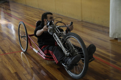 La esgrima y el ciclismo con handbikes fueron unas de las disciplinas que se practicaron en la jornada multideportiva.