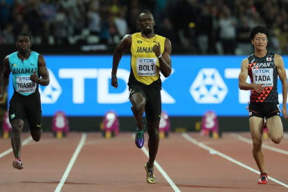 Usain Bolt ganó su serie de 100 metros, ayer en la primera jornada del Mundial de atletismo en Londres.