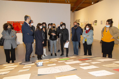 Una de las singulares instalaciones que exhibe la Biennal d’Art Leandre Cristòfol en la Panera, del artista burgalés Mario Santamaría.