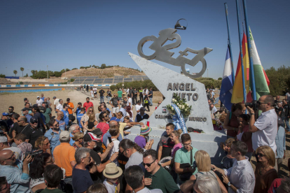 Desenes de persones van anar al circuit de Jerez per retre homenatge a Nieto davant la seua escultura.