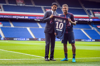 Neymar, ayer junto al presidente del PSG, Nasser Al-Khelaïfi, con la camiseta de su nuevo equipo.