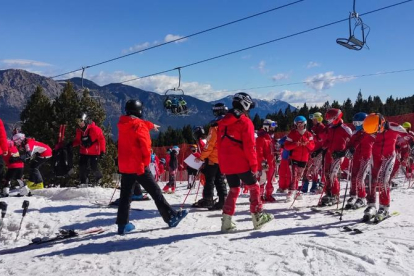 Alumnos de clubes de esquí el domingo durante un entreno en Port del Comte. 