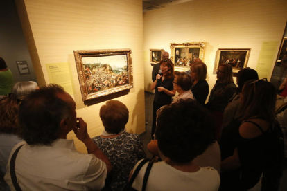 La comisaria de la exposición, Mayte García Julliard, ofreció ayer una visita comentada al numeroso público que acudió al acto inaugural.