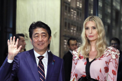 Ivanka Trump con el primer ministro japonés, Shinzo Abe. 