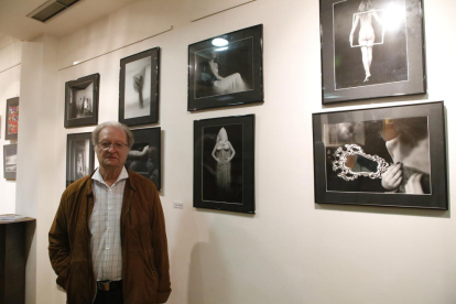El fotógrafo leridano Gonzalo Vinagre, ayer en el Cercle de Belles Arts junto a algunas de sus imágenes.