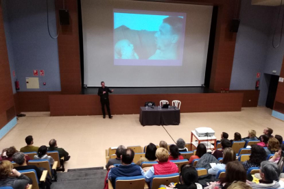 El doctor David Bueno apropa la neurociència educativa en una conferència a Artesa de Lleida