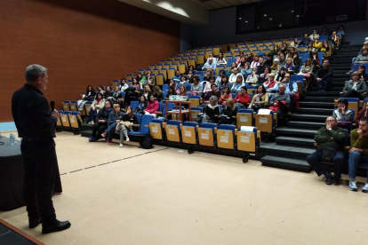 El doctor David Bueno acerca la neurociencia educativa en una conferencia en Artesa de Lleida