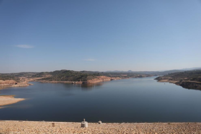 El pantano de L’Albagés, ahora con unos 10 hectómetros de agua, en una fotografía reciente.