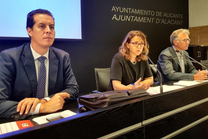 La consellera d’Agricultura, Elena Cebrián, ahir explicant la detecció del nou cas.