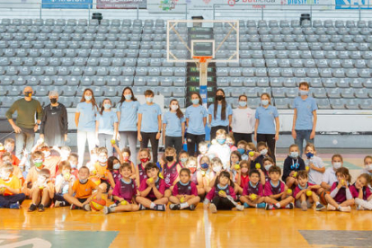 Els participants en el primer partit Projecte Escoles del CBF Lleida, després de finalitzar la jornada d’activitats al Barris Nord.