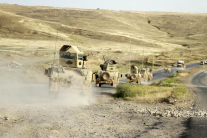 Tancs de l’exèrcit iraquià es dirigeixen al front.