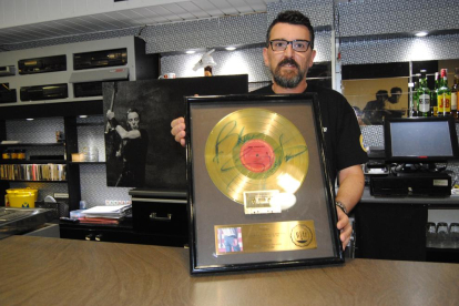 Josep Maria Pons, exhibiendo un disco de oro del ‘Born in the USA’ firmado por el mismo Springsteen. 