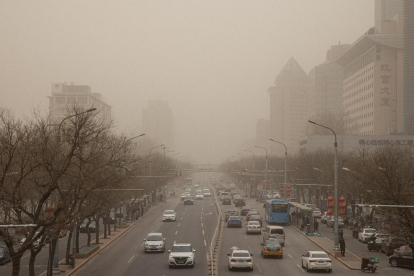 Imagen de la arena en suspensión en una de las avenidas de Pekín.