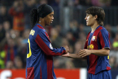 Bojan substitueix Ronaldinho durant un partit.
