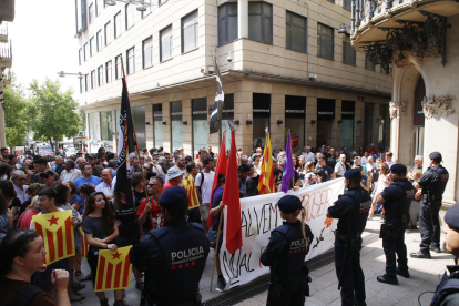 Els manifestants, a la confluència dels carrers Major i Cavallers, davant d’una barrera de mossos.