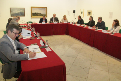 La comissió de la Xarxa de Museus de Lleida i Aran es va reunir ahir en una sala del Museu Morera.