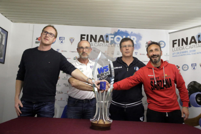 Francesc Linares, Albert Folguera, Franco Vanzo i Alessandro Bertolucci, ahir amb la copa que es disputen des d’avui.