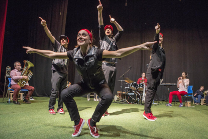 La compañía Brodas Bros protagonizó ayer en el Teatre de la Passió de Cervera el espectáculo de música y baile ‘Vaivé’ para público escolar.