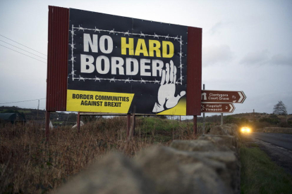 Un cartel en contra de una frontera dura en Irlanda del Norte.