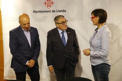 El alcalde, en el centro, anunció las ayudas junto a Ribes (C’s).