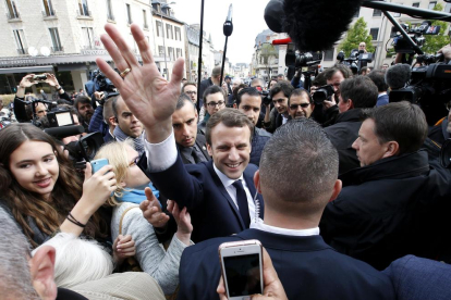  Emmanuel Macron saluda a sus simpatizantes durante un acto de campaña en Rodez.