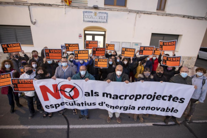 La manifestació ahir a la tarda a Ribera d’Ondara amb motiu del ple municipal.