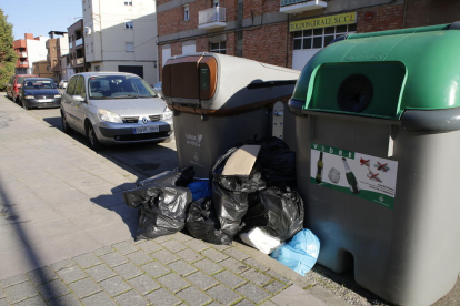 Bosses d’escombraries al costat de contenidors a Pardinyes.