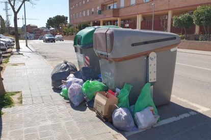 Bolsas de basura junto a contenedores en Pardinyes.