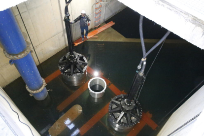 Los dos pistones de grandes dimensiones que iniciaron el bombeo de agua una vez conectados al campo fotovoltaico. 