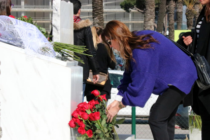 Ofrenda floral en El Prat en recuerdo a las víctimas de la tragedia.
