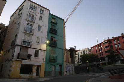 Imagen de los dos edificios de la calle La Palma afectados por el incidente.