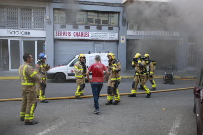 Una imatge de l'incendi d'aquest dimarts al carrer Eduard Velasco de Lleida.