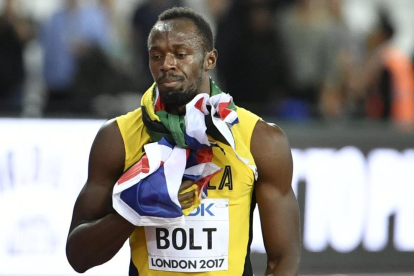 Justin Gatlin fa la reverència al gran Usain Bolt després de batre, per fi, la llegenda de l’atletisme mundial, que va encaixar la derrota amb resignació.