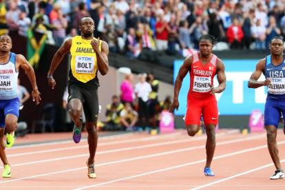 Justin Gatlin hace la reverencia al gran Usain Bolt después de batir, por fin, a la leyenda del atletismo mundial, que encajó la derrota con resignación.