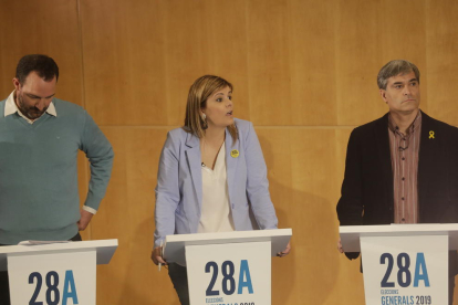 Los seis candidatos, escuchando las indicaciones del moderador, Santi Roig.