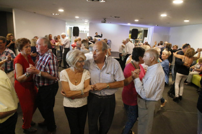 Desenes de parelles van gaudir ahir de la música i el ball a l’Espai Gastronòmic Davall de la Llotja.