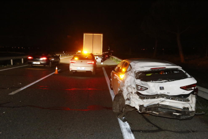 Imagen de uno de los vehículos implicados en el accidente en la autovía en Lleida.
