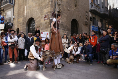 El veterano marionetista Jordi Bertran, en la plaza Major.