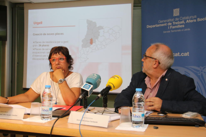 La consellera Dolors Bassa, ahir al costat del director de Treball a Lleida, Joan Santacana, durant la presentació.