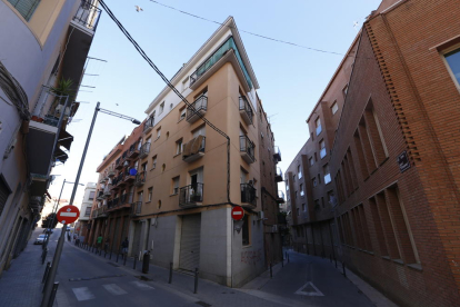 Imatge d’aquest bloc, situat a la confluència dels carrers Sant Carles i Jaume I.