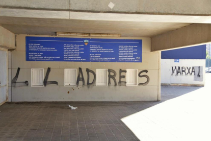 Aparecen pintadas contra los propietarios del Lleida Esportiu en el Camp d'Esports