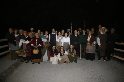 Actores y actrices en el ensayo general de la obra, ayer por la tarde en el Camí Vell d’Albatàrrec.