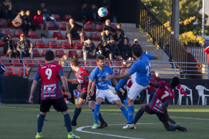 La UE Tàrrega i l’Alcarràs van empatar en un partit amb un arbitratge polèmic.