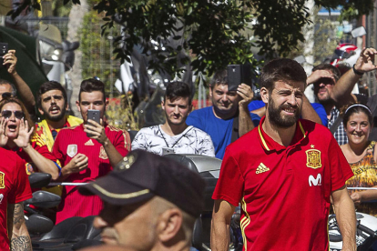 Aficionados gritan a Piqué ayer a su llegada a Alicante.
