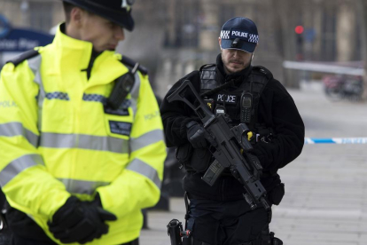 Una pareja de policías fuertemente armados patrullan por las calles de Londres.