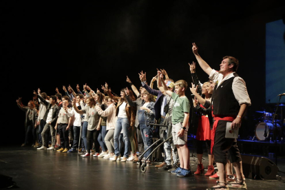 El público disfrutó en la Llotja con las actuaciones del festival.