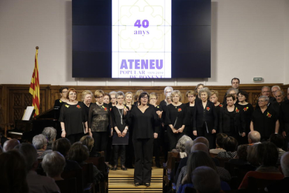 La Coral Xiroia del Ateneu Popular de Ponent puso el broche musical al acto del 40 aniversario.
