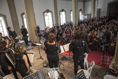 Concert d’orquestres d’acordions, ahir en la trobada celebrada a la Universitat de Cervera.