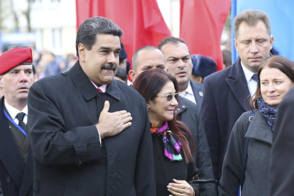 El presidente de Venezuela, Nicolás Maduro, acompañado por su mujer, Cilia Flores , ayer en Minsk.