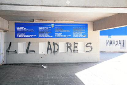 Pintadas contra los propietarios del club  -  Las paredes del Camp d'Esports aparecieron ayer con pintadas contra los hermanos Albert y Jordi Esteve, después de la grave crisis económica e institucional que está viviendo el club a raíz de los ...